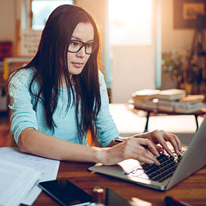 Online Learning Student using laptop